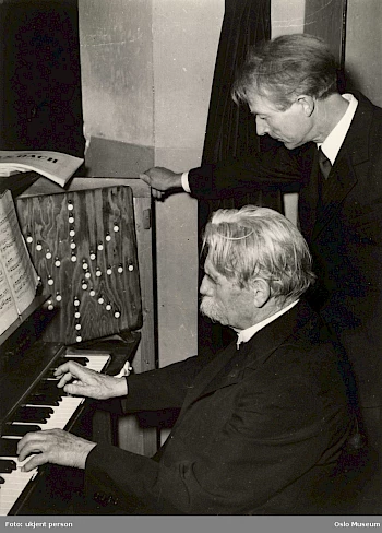 Albert Schweitzer an einer Orgel, ca. 1950 (© Oslo Museum)
