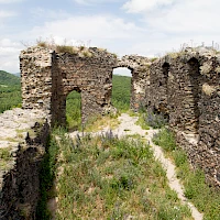 Zřícenina hradu (© Ondřej Kořínek; Wikipedia; CC BY-SA 4.0)
